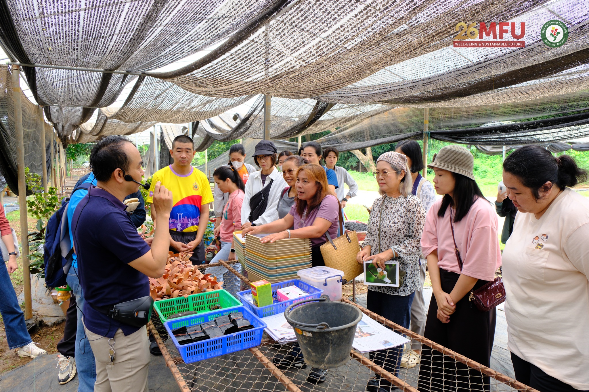 สวนพฤกษศาสตร์ มฟล. จัดกิจกรรมเปิดโลกการเรียนรู้พฤกษศาสตร์ “ปลูกต้นไม้ ปลูกอาชีพ” ถ่ายทอดเทคนิคการเพาะขยายพันธุ์ไม้ดอก ไม้ประดับ และไม้ต้น และทดลองปลูกพืชในขวดด้วยเทคนิคการขยายพันธุ์พืชด้วยวิธีเพาะเลี้ยงเนื้อเยื่อ 
