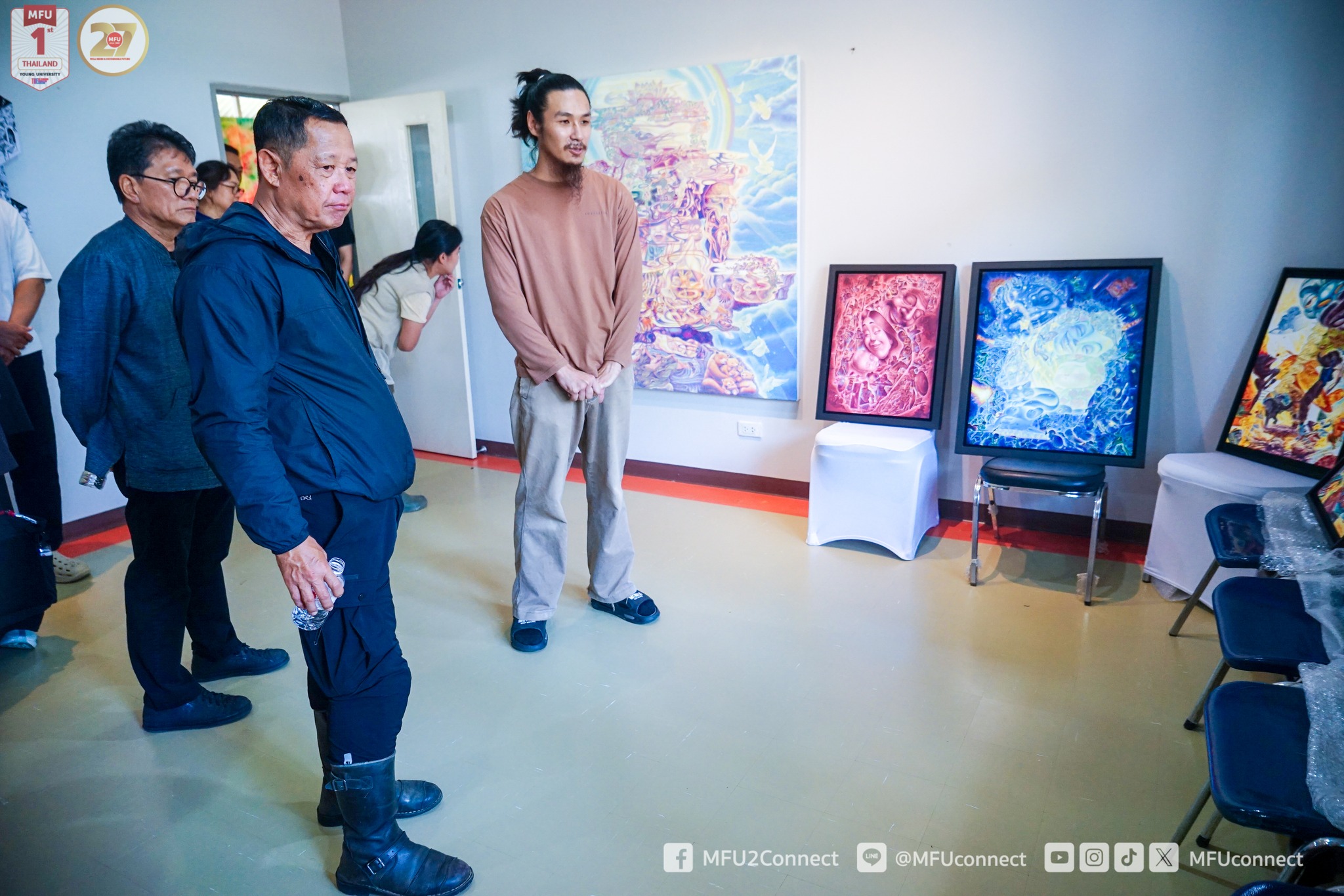 อ.เฉลิมชัย โฆษิตพิพัฒน์ พร้อมผู้ทรงคุณวุฒิ ตรวจประเมินผลงานสร้างสรรค์ของผู้เรียนหลักสูตรระยะสั้น สาขาวิชาพุทธศิลปกรรม มฟล. รุ่นที่ 5 