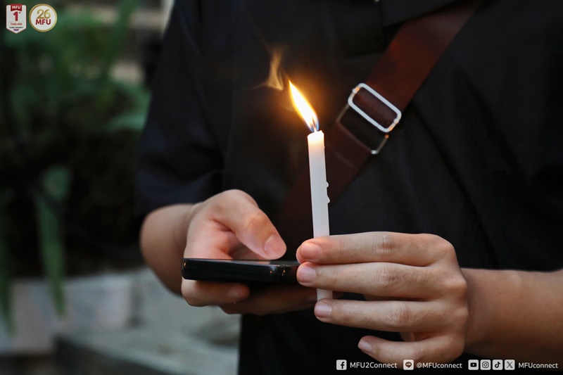 นักศึกษาเมียนมาร์ ม.แม่ฟ้าหลวง จัดพิธีจุดเทียนรำลึกผู้ประสบภัยแผ่นดินไหวเมียนมาร์-ไทย