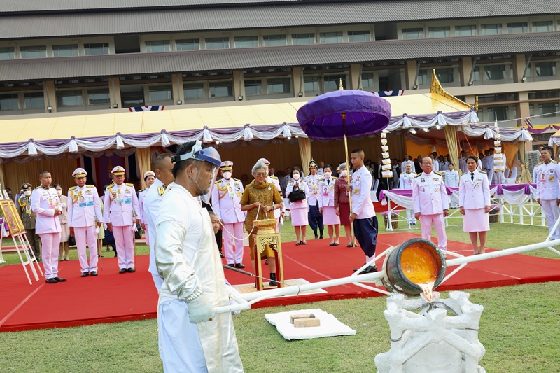 สมเด็จพระกนิษฐาธิราชเจ้าฯ ทรงเททองหล่อพระรูปสมเด็จพระบรมราชชนกและสมเด็จพระศรีนครินทราบรมราชชนนี ณ ม.แม่ฟ้าหลวง