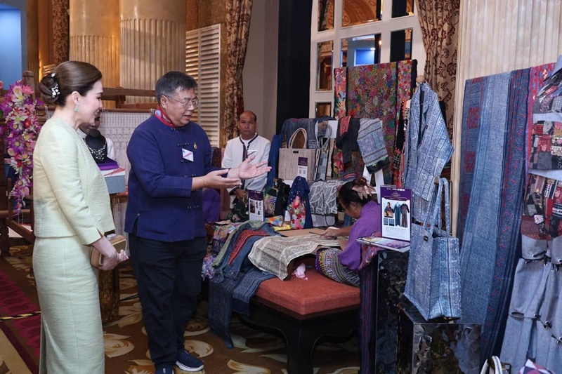 สมเด็จพระราชินี เสด็จทอดพระเนตรนิทรรศการเครือข่ายสตรีภาคเหนือ มหาวิทยาลัยแม่ฟ้าหลวงถวายรายงานโครงการฟื้นฟูมรดกวัฒนธรรมลุ่มน้ำโขง