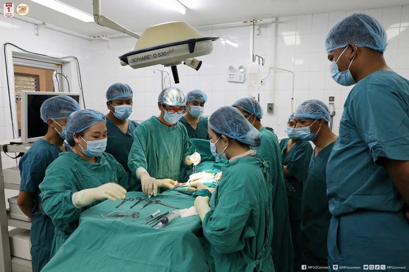 มฟล. นำทีมแพทย์บริการวิชาการข้ามพรมแดน ณ โรงพยาบาลแขวงบ่อแก้ว สปป. ลาว